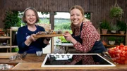 NDR Fernsehen ZORA KOCHT'S EINFACH, "Blaubeer-Dill-Salat und selbstgemachte Gnocchi", am Sonntag um 16:30 Uhr. Bettina Matthaei, Gewürzexpertin brachte Zora für ihr Gericht viele Gewürze mit. Einige davon sehr exotisch, wie beispielsweise der Langpfeffer.