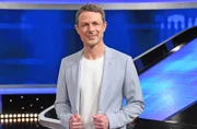 Moderator Alexander Bommes in Studiokulisse.