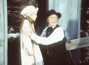 Dr. Baker (Kevin Hagen, r.) hat soeben festgestellt, dass Laura (Melissa Gilbert, l.) kein Bergfieber, sondern nur eine Himbeerallergie hat.
