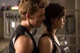 Noch ahnt Katniss (Jennifer Lawrence, r.) nicht, dass Finnick (Sam Claflin, l.) einen au&szlig;ergew&ouml;hnlichen Plan verfolgt ...
