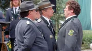 Wer wird Schützenkönig von Mückeburg? Unser Camper Benno (Willi Thomczyk, r.) steht seinem ärgsten Konkurrenten Pröter (Wilfried Herbst, M.) und den anderen Schützenbrüdern (Komparsen) gegenüber...