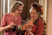 Mrs. McCarthy (Sorcha Cusack, r.) und ihre Schwester Roisin Crayford (Niamh Cusack, l.) haben beim Bingo hohe Gewinnchancen, da sie ein Los mit der vom Wahrsager vorhergesagten Zahlenfolge haben.