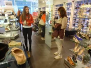 Kandidatin Aliaksandra (l.) und Shoppingbegleitung Aksana. Die Verwendung des sendungsbezogenen Materials ist nur mit dem Hinweis und Verlinkung auf TVNOW gestattet.