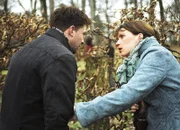 Wege zum Glück Kapitel 333 Staffel 1, Episode 333 Ben und Nina beobachten, dass sich Hagen mit Tatjana, der Exfrau von Ben, trifft: Hubertus Grimm als Ben, Gisa Zach als Nina