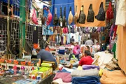 Auf den ersten Blick sieht Tepito aus wie jeder andere Markt. Doch was sich zwischen Gassen befindet, ist der wohl gefährlichste Schwarzmarkt der Welt und wird von der La Union Bande regiert.