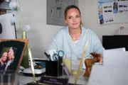 Cecilia (Carina Koller) lenkt sich durch Arbeit von ihrem Frust ab.