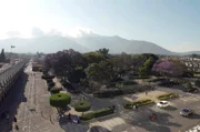 Hinter den bunten Fassaden und dem verblassten Charme der Stadt Antigua in Guatemala verbirgt sich die schmerzliche Erinnerung an die Kolonialvergangenheit.