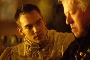 Thomas Boleyn (Nick Dunning, r.) hat erreicht, was er wollte: Seine Tochter Anne ist die Geliebte des Königs (Jonathan Rhys Meyers, l.). Nun setzt der Edelmann alles daran, dass sie Henry endlich heiraten kann und Königin wird ...