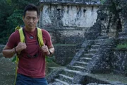 Albert Lin steht auf dem Gelände des Palastes an der archäologischen Stätte von Palenque in Chiapas, Mexiko. Albert Lin und sein Team enthüllen eine der ältesten und größten vorklassischen Städte, die jemals in der Welt der Maya entdeckt wurden und tief im mexikanischen Lacandón-Dschungel verborgen sind.