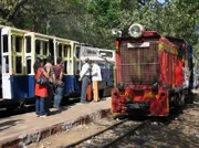 Seit über hundert Jahren ist die Matheran-Hill-Bahn auf ihrer 61 Zentimeter schmalen Spur unterwegs von Neral in den Luftkurort Matheran im Nordwesten Indiens - früher unter Dampf, heute mit Diesel-Loks.