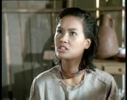 Tia (Tia Carrere) hasst ihren Vater und würde ihn am liebsten tot sehen...