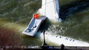 Pilot Chesley Sullenberger im New Yorker Hudson River. Als "Held vom Hudson" schrieb er Geschichte. Er selbst blickt nun zurück und gibt Antworten auf bis heute offene Fragen.