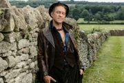 Trafalgar Devlin (Grant Masters) ist der Wahrsager, der es Roisin Crayford angetan hat.