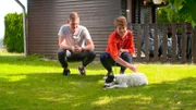 Christiane (r) und Sohn Tim im heimischen Westfalen zusammen mit ihrem Hund Lenny.