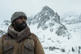 Den Flugzeugabsturz hat er &uuml;berlebt, doch die Absturzstelle ist eine Falle: Ben (Idris Elba) sucht nach einer L&ouml;sung.