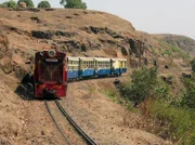 221 Kurven und 800 Meter Höhenunterschied muss die Matheran-Hill-Bahn auf ihrem Weg in den Luftkurort Matheran im Nordwesten Indiens zurücklegen.