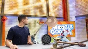 Woozle (re.) ist Erfinder und Wissenschaftler - und er ist ein vorlautes, blaues Beuteltier mit einer Vorliebe für alles, was explodieren kann. Gemeinsam mit seinem besten Freund moderiert er ein Wissensmagazin für Kinder. Um einem Thema näherzukommen, hat Woozle aber sehr eigene Wege. Immer ist er am Tüfteln, Erfinden und Sachensprengen. Gemeinsam mit Simón (li.) geht er heute dem Thema Archäologie näher auf den Grund.