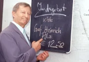 Pröter (Wilfried Herbst) hat sich durchgesetzt: Auf dem ganzen Platz gibt es nur noch das neue "Graf-Heinrich-Pils".