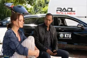 Jerry (Peter Marton, r.) befragt Steffi Halder (Sina Wilke, l.), eine Mitarbeiterin des Fahrradladens, am Tatort.