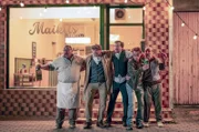 Die fünf Freunde Franz (Christoph Krutzler), Schiffi (Thomas Stipsits), David (Clemens Berndorff), Freco (Gerhard Liebmann) und Matthias (Michael Rast, v.l.) feiern ihr Zusammensein und grübeln über den Fall.
