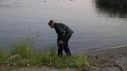 Detective Reichert sucht am Flussufer nach Leichen.