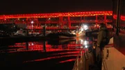 Ein Boot der Guardia Civil legt bei Nacht im Hafen von Huelva an.