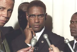 Malcolm X (Denzel Washington, M.) ist vom kleinen Stra&szlig;engangster zum radikalen B&uuml;rgerrechtler und charismatischen Redner aufgestiegen.