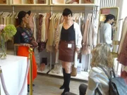 Verkäuferin, Kandidatin Christine und Shoppingbegleitung Petra. Die Verwendung des sendungsbezogenen Materials ist nur mit dem Hinweis und Verlinkung auf TVNOW gestattet.