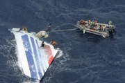 BRAZIL - Handout image released on June 7, 2009 by the Brazilian Air Force (FAB) shows crew members preparing to tow a part of the wreckage of an Air Bus A330-200 jetliner which crashed in the Atlantic Ocean with 228 people on board in a flight from Rio de Janeiro to Paris.