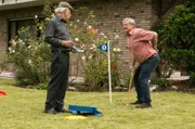 Günter (Wolfgang Winkler, r.) und Edwin (Tilo Prückner, l.) spielen Minigolf, Edwin schummelt und Günter hat's im Rücken.
