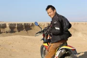 Albert Lin fährt mit seinem Dirt Bike durch Schluchten in der Nähe des Toten Meeres in Israel.