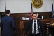 Danny (Donnie Wahlberg, r.) muss die Rolle des Verhandlungsführers bei einer Geiselnahme im Gericht übernehmen. Kann er die Situation entschärfen?