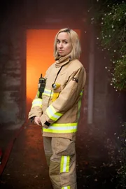 Feuerwehrfrau Cleo Davenport (Kerry Howard) unterstützt die Polizeiarbeit mit ihren Brandgutachten.