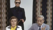 Während der Feierlichkeiten zu seinem Geburtstag sitzt Timm Thaler (Thomas Ohrner, l.) in Gegenwart vom Baron (Horst Frank, M.) und Anatol (Richard Lauffen, r.) an einem Tisch. Nun muss Timm nur noch handeln und sein Lächeln zurückholen.