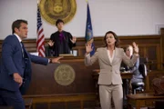 Erin (Bridget Moynahan, 2.v.r.) und ihr Exmann, der Anwalt Jack Boyle (Peter Hermann, l.), geraten ins Fadenkreuz, als der Angeklagte während eines Drogenprozesses plötzlich seine Waffe zieht ...