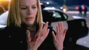 Catherine (Marg Helgenberger) kann nicht mehr allen Businsassen helfen. Viele sterben am Unfallort an ihren schweren Verletzungen.