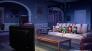 (V. li.) Simon, der sprechende Teddy, Alvin und Theodore gucken gemeinsam Fernsehen. Doch Theodores Teddy macht Alvin und Simon wahnsinnig.