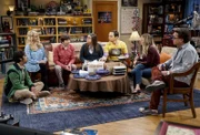 (v.l.n.r.) Raj (Kunal Nayyar); Bernadette (Melissa Rauch); Howard (Simon Helberg); Amy (Mayim Bialik); Sheldon (Jim Parsons); Penny (Kaley Cuoco); Leonard (Johnny Galecki)