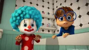 Alvin (li.) verkleidet sich als Clown, um seinen Bruder Theodore zu erschrecken. Doch der fällt daraufhin  in eine Schockstarre.
