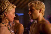 Lucretia (Lucy Lawless, l.) hat Varro (Jai Courtney, r.) für eine ganz besondere Aufgabe vorgesehen ...