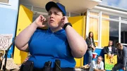 Auf dem Protest für das Community Center hätte Diane (Jessica Gunning, l.) besser die Finger von den Brownies gelassen.
