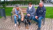 Hundecoach Andreas Ohligschläger (l) beim Kennenlernen mit Hans (r) und Ines sowie ihrem Hund Mick.
