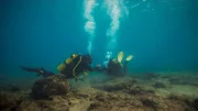 Albert Lin und Assaf Yasur-Landau tauchen auf der Suche nach einer großen Stadt im Heiligen Land, die von der Geschichte vergessen wurde. (National Geographic)