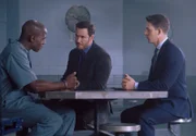 (v.l.n.r.) Anthony Carter (McKinley Belcher III); Brad Wolgast (Mark-Paul Gosselaar); Agent Phil Doyle (Zach Appelman)