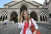 Claudia Westkampe (Ann-Kathrin Kramer) telefoniert mit dem smarten Italiener Luca auf den Stufen des Doms von Amalfi.