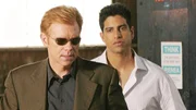 Lt. Horatio Caine (David Caruso, l.) und Eric Delko (Adam Rodriguez) müssen den Mord an dem Streifenpolizisten Dan Cofield aufklären.