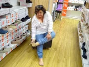 Patricia sucht die passenden Schuhe.
