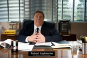 Zur Freude von Dekan Pelton (Jim Rash) kreuzen sich seine Wege selten mit seinem offiziellem Stellvertreter Robert Laybourne (John Goodman, Foto), doch das soll sich bald ändern ...