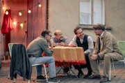 Polizeiinspektor Schiffi (Thomas Stipsits, re.) hat durch die Ermittlung in seinem Heimatdorf Stinatz endlich Zeit, seine alten Freunde Freco (Gerhard Liebmann), Matthias (Michael Rast) und David (Clemens Berndorff, v.l.) wiederzusehen.