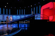 ARD GEFRAGT - GEJAGT FOLGE 810, Moderator Alexander Bommes (2.v.l.) mit der Kandidatin Astrid Boos-Guckes (l.) und dem Jäger Dr. Manuel Hobiger (r.).